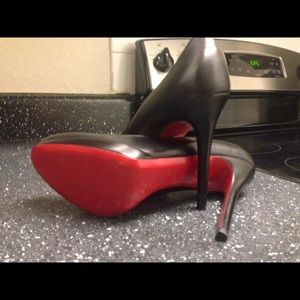Womens Christian Louboutins Black Simple Pump 37