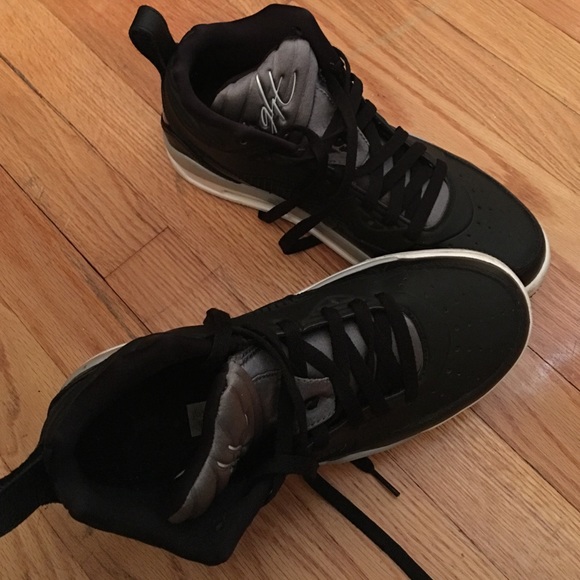Gym shoes - Picture 2 of 4