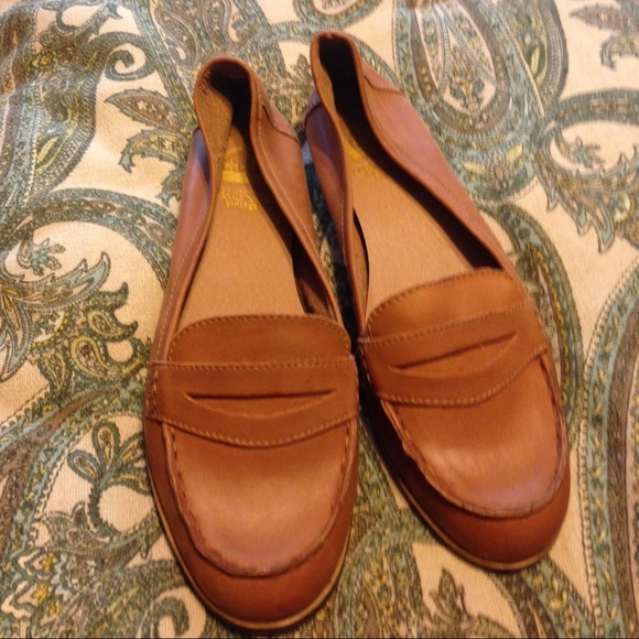 NWOT tan loafers
