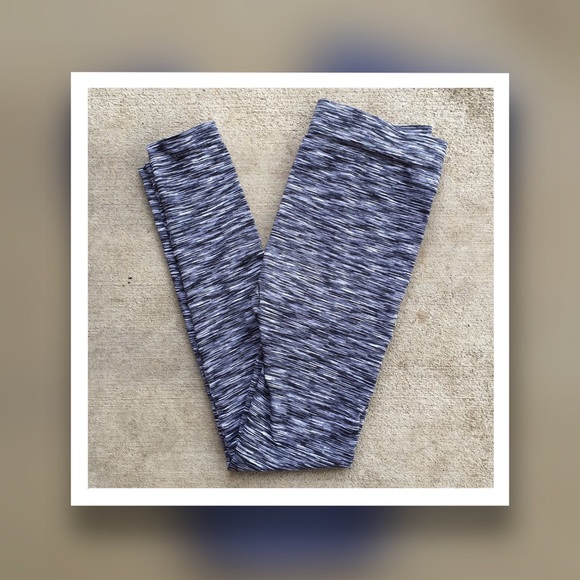 ✔️ SOLD in @dimond bundle Grey leggings
