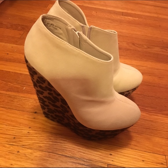 NWOT Cream and leopard print wedges