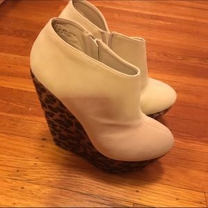 NWOT Cream and leopard print wedges