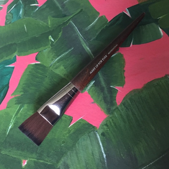 MAKE UP FOR EVER
406 Body Foundation Brush