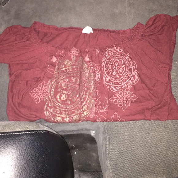 T-shirt off the shoulders or not.