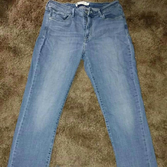 (Make an offer) Levi's Skinny Medium Wash Jeans