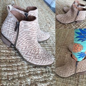 Lucky Brand cream ankle booties size 6!