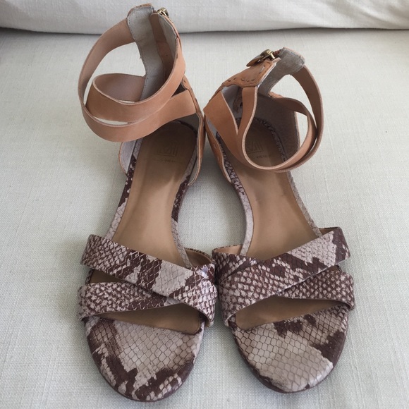 Pour la Victoire Sandals