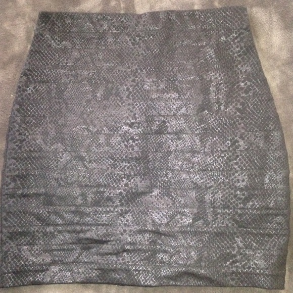Express skirt black snake skin design - Picture 1 of 3