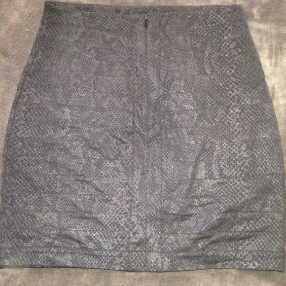 Express skirt black snake skin design - Picture 2 of 3