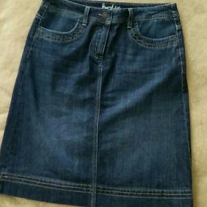 Boden chic mid-length denim skirt.