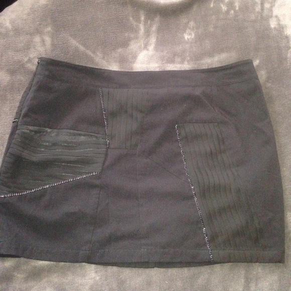 Black skirt! - Picture 3 of 3