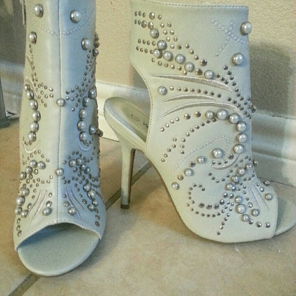 Shoes - 💥15% OFF 💥NW studded heels