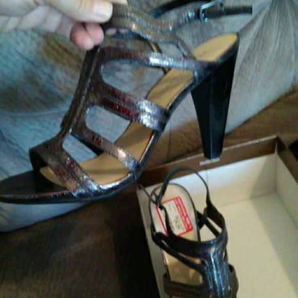 Heels - Picture 4 of 4