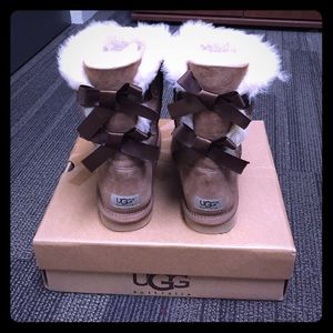 Bailey Bow Short UGG Boots - Chestnut