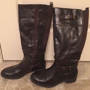 Brown boots with buckle accents. Size 8M.