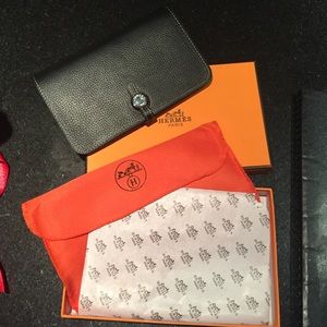 HERMĒS black leather wallet