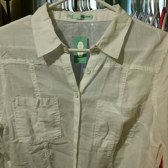 NWT Button down white top - Picture 2 of 3