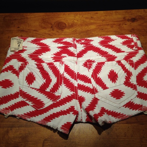 🌊NWT Aztec And Lace Print Shorts - Picture 3 of 4