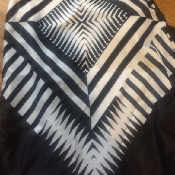 One Piece Pattern Swimsuit - Picture 3 of 4