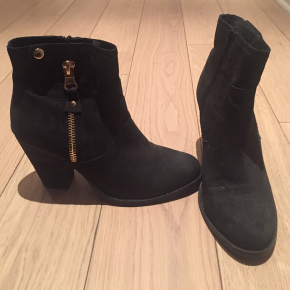 ALDO Shoes - Aldo back gold zip booties
