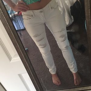 Ripped skinny jeans, super cute!