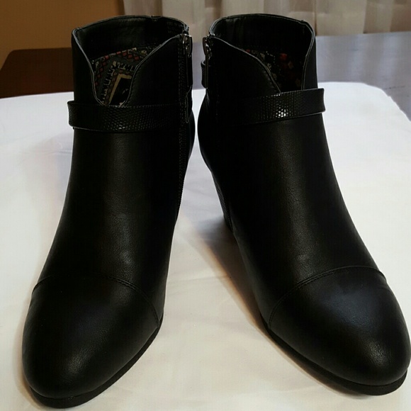 Avenue Black Ankle Boots NWOT Size 10W