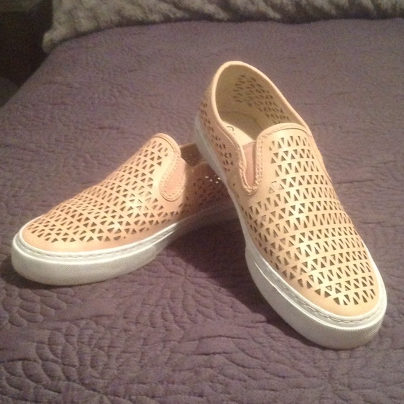 8.5 slip on light pink shoes