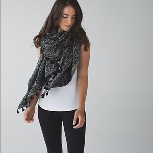 Lululemon sun to moon scarf
