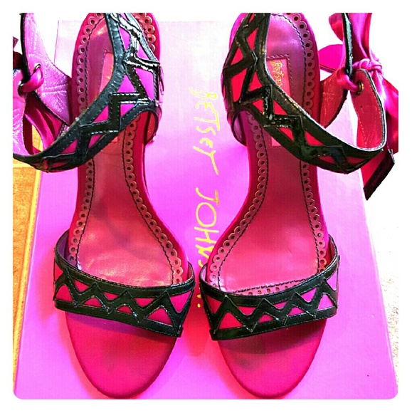 Betsey Johnson Fusia Heels