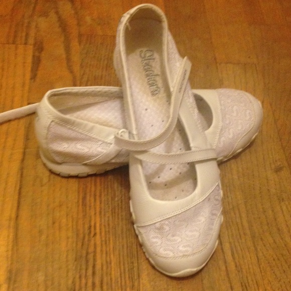 Flat sketchers shoes