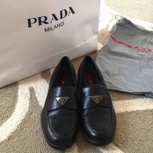 💥SALE💥 sleek Prada black leather loafers 36