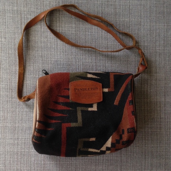 Pendleton Handbags - ⚡️+25% off bundle ⚡️Pendleton Dopp Cross Body Bag