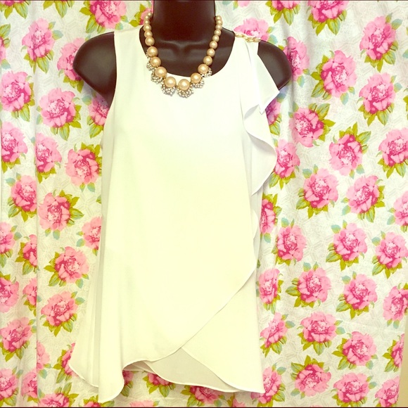 Make offer ❤️❤️❤️❤️White Blouse