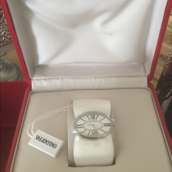 🚨SOLD🚨Valentino Women's white Watch - Picture 2 of 4