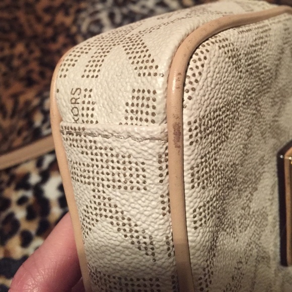 More pictures of Michael Kors bag - Picture 2 of 3