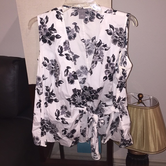 Ann Taylor tie in front black and white flower top