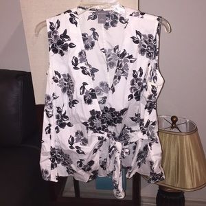 Ann Taylor tie in front black and white flower top