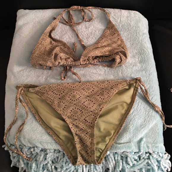 Xhilaration swimsuit. Top- Large, Bottom- Medium.