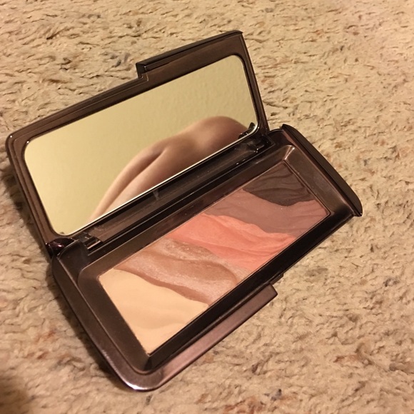 Monochrome pallet
