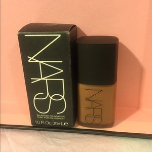 Nars Balanced Foundation 
*Tortuga 6029