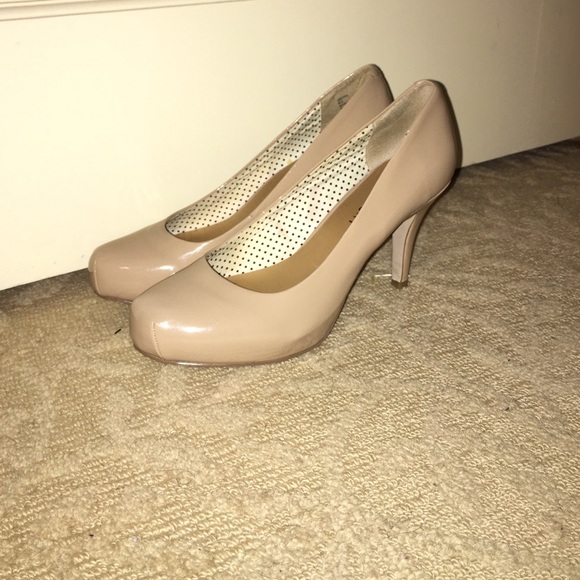 Nude pumps