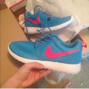 Blue And Pink Nike Roashes Sizs 7