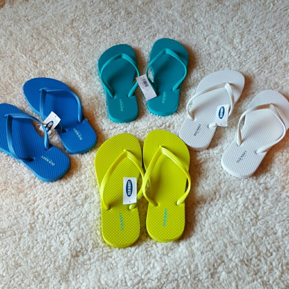 4 Pairs of Old navy flip flops