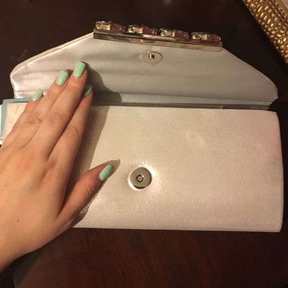 Silver strapped jeweled clutch - Picture 3 of 3