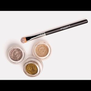 Younique splurge cream shadow in Dainty