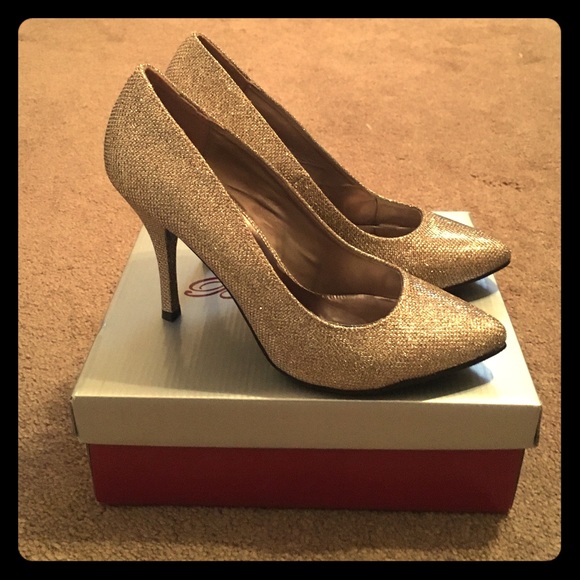Gold Breckelle's Pumps Sz 8