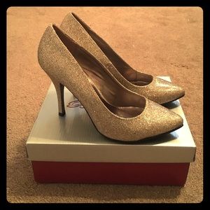 Gold Breckelle's Pumps Sz 8