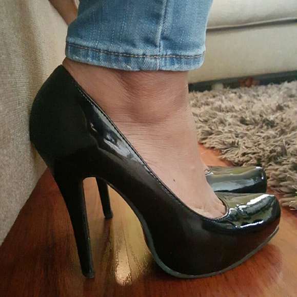 Black patent shoes