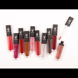 Younique lucrative lip gloss