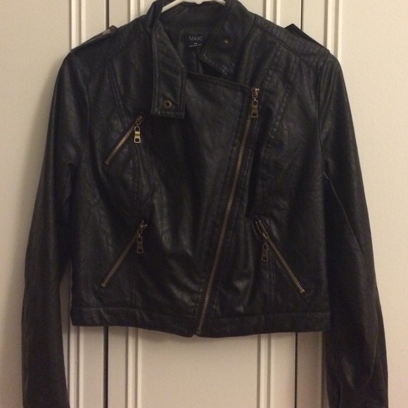Crop black faux leather jacket
